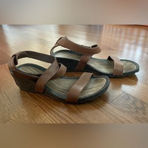 Teva kitten heel sandals size 9